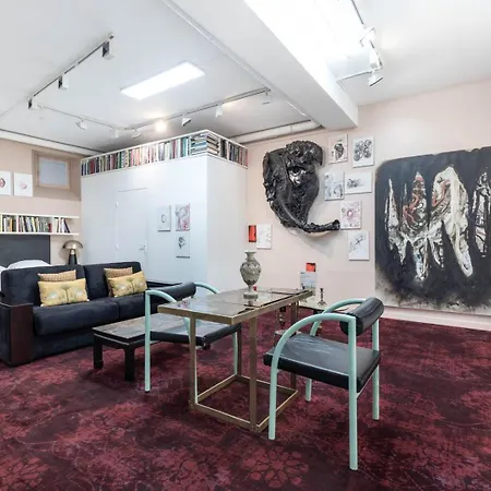 Appartement Guestready - Artist Loft With A Vertical Garden Parijs