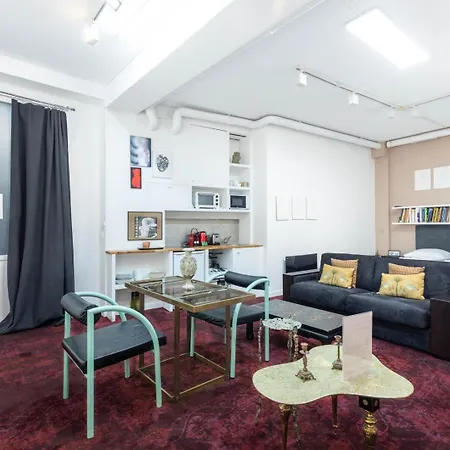 Guestready - Artist Loft With A Vertical Garden * Parijs